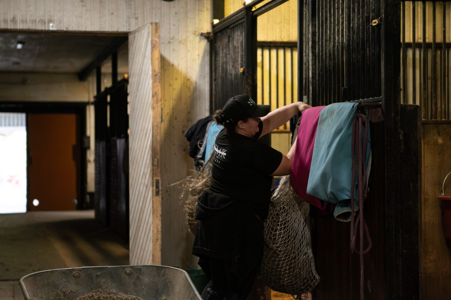 Talli-ilmapiiri on jokaisen vastuulla, niin asiakkaiden, kuin myös työntekijöiden. Kuvituskuva: Milla Cornea